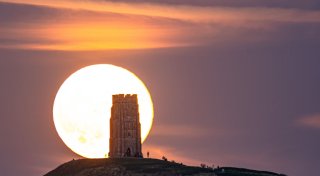 Supermond und Komet am Abendhimmel