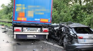 Audi-Fahrer stirbt nach Unfall mit Lkw auf B252 bei Brakel - wichtige Zeuginnen gesucht