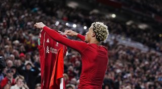 Ekitiké trifft und fliegt: Liverpool siegt im Ligapokal