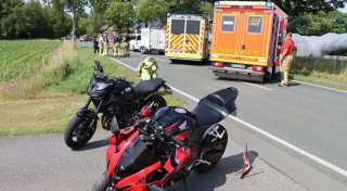 Motorradfahrer prallt bei Delbrück auf Auto-Anhänger
