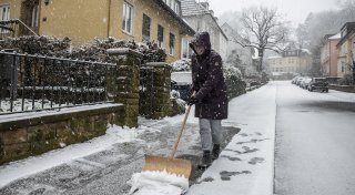 Nach Schneefall in Bielefeld: Wo Bürger selbst zur Schaufel greifen müssen