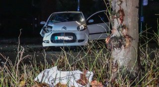 Am Steuer eingeschlafen: Pkw kollidiert mit Baum im Kreis Gütersloh