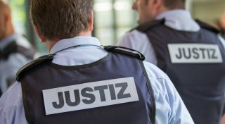 Helfer mit Messer in Stemwede verletzt: Angreifer bleibt in Klinik