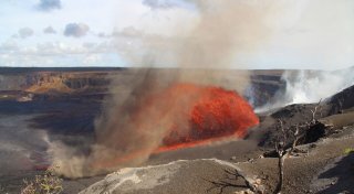 Vulkan Kilauea auf Hawaii stößt Lavafontänen aus