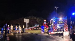 Schon wieder rast ein Autofahrer über Kreisverkehr bei Steinheim und wird verletzt