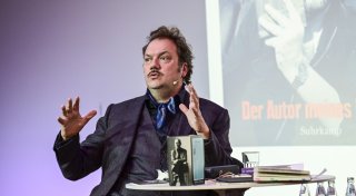 TV-Star und Autor Charly Hübner spricht in Bielefeld übers Aufwachsen zwischen zwei Welten