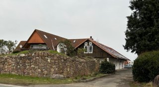 Großeinsatz in Petershagen: 30-Jähriger verbarrikadiert sich mit einem Messer in der Wohnung