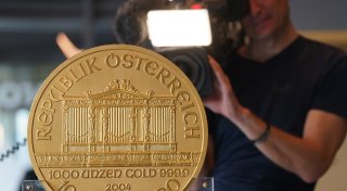 Monster-Münze im Wert von 2,7 Millionen Euro zu Besuch in Bielefeld