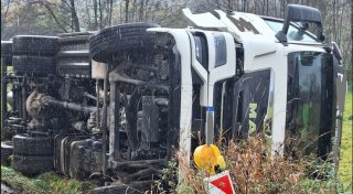 Tanklaster kippt bei Steinheim auf die Seite