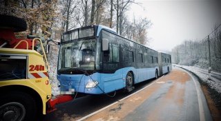 Glätte in Bielefeld: Unfall auf Straße im Teutoburger Wald - 250 Liter Diesel ausgelaufen