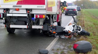 Motorradfahrer stürzt auf der B64 bei Paderborn und wird schwer verletzt