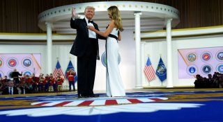 Trump tanzt - auch mit einer Fremden
