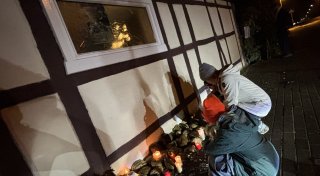Gedenken statt Wegsehen: Bad Wünnenberger Ortsteil steht nach Attacke auf jüdisches Haus zusammen