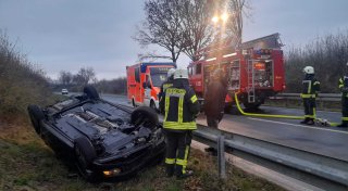 Auto überschlägt sich an Leitplanke und verliert Öl: B241 nach Unfall wieder freigegeben