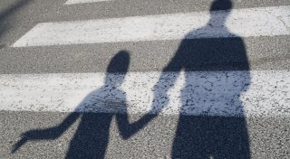 Irrsinniges Überholmanöver in Bielefeld: Vater rettet Sohn reflexartig auf dem Zebrastreifen