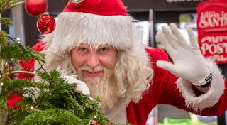 Im Drachenboot oder mit Snowboard: Dieser Lehrer ist Weihnachtsmann in Herford