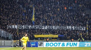 Schweigen und Plakate im Stadion: Fanproteste gehen weiter