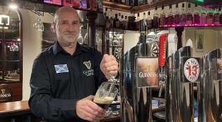 Gebäude in Bünder Innenstadt verkauft: Traditionscafé, Kneipe und Weltladen müssen raus