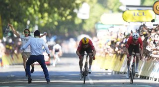 Schrecksekunde bei der Tour: Flitzer stört Etappen-Finale