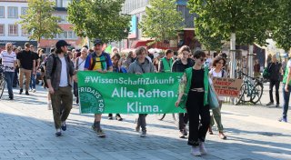 Fridays for Future in Paderborn: Demonstrierende setzen sich gegen Rechtsruck ein