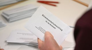 Störende Wahlbeobachter, Suche nach Altkleidercontainern und Gehaltsunterschiede