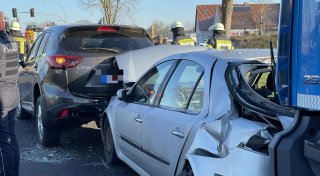 Lkw schiebt in Espelkamp drei Autos aufeinander