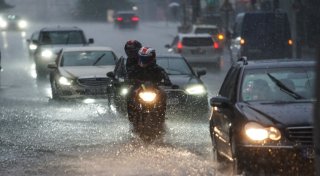 So verhalten sich Autofahrer bei Starkregen richtig