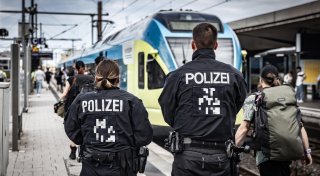 Frau bespuckt Fahrgäste und widersetzt sich der Polizei am Bahnhof Minden