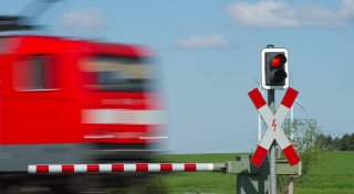 Regionalzug kollidiert mit Krankenwagen - drei Verletzte