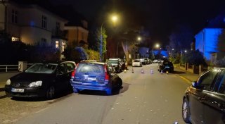 Betrunkener Mann fährt in Herford in mehrere parkende Autos