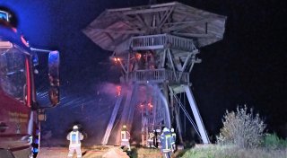 Feuer zerstört Eggeturm zwischen Steinheim und Altenbeken: Brandstifter kommt vor Gericht