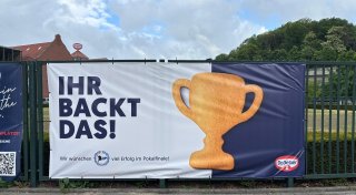 Motivation mit Großbuchstaben: Wie kreativ Bielefelder Unternehmen Arminia die Daumen drücken