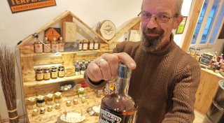 Edle Tropfen als Präsent: Höxteraner Likör-Fachmann verrät, worauf es ankommt