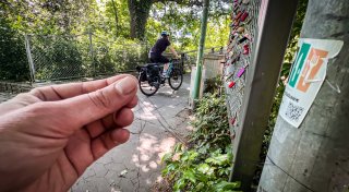 Schnüre zwischen Laternen in Herford gespannt: Barriere erwischt Radler am Hals