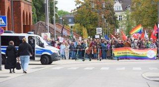 Proteste in Detmold: Polizei eskortiert „patriotische Wanderung“ am Hermann vorbei