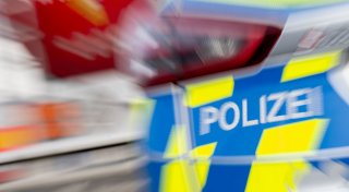 Totalschaden nach Überholmanöver auf A2 in Gütersloh: Polizei sucht beteiligten Fahrer