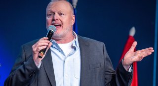 Stefan Raab lässt die Muskeln spielen