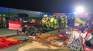 Schwerer Unfall auf der B64 bei Paderborn - Autos prallen frontal zusammen
