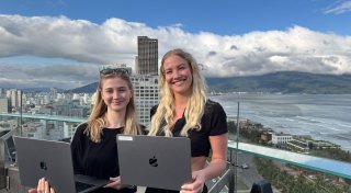 Wie zwei Schwestern aus dem Kreis Gütersloh Job und Urlaub vereinen