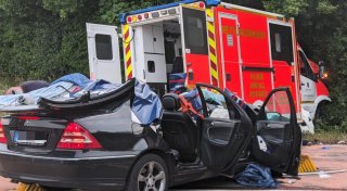 Unfall mit Rettungswagen an B64 in Bad Driburg: Beide 19-Jährigen außer Lebensgefahr