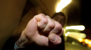 Nach illegalem Autorennen in Bielefeld: Unfallverursacher attackiert Polizei