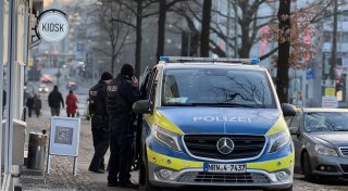 Kurioser Einsatz in Bielefeld: Nackte Frau muss in die Zelle, Polizist bringt Hund zu Fuß zur Wache