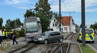 Probleme beim Abbiegen: Auto kollidiert mit Bielefelder Stadtbahn