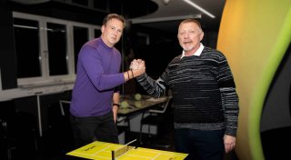 Tennis-Legende Boris Becker unterschreibt bei Unternehmen aus dem Kreis Gütersloh