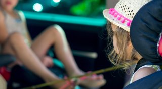 Pflegemutter lässt Kind im Auto zurück - Polizei schlägt Scheibe ein