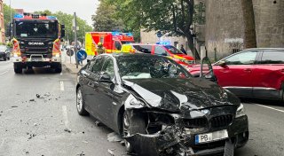 Großes Trümmerfeld nach Kollision auf dem Paderborner Heierswall