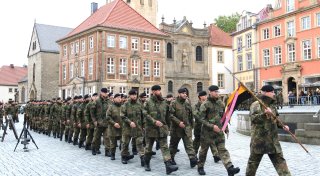 Soldaten werden auf dem Paderborner Domplatz für ihre Leistungen ausgezeichnet