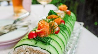 So schmeckt Finnland: Gerollte Brottorte mit Krabbenfüllung