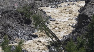 Schuttberg über Blatten 100 Meter hoch - Suche nach Schäfer