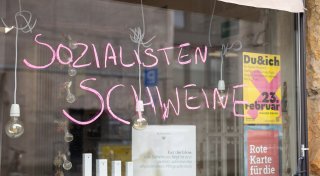 Bielefelder Ladenbesitzerin besorgt über Schmierereien an ihrem Schaufenster